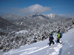 冬の然別湖エリアを一望