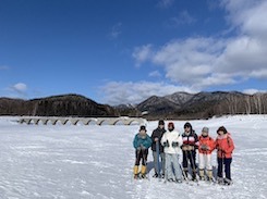 タウシュベツ橋梁をバックに記念写真