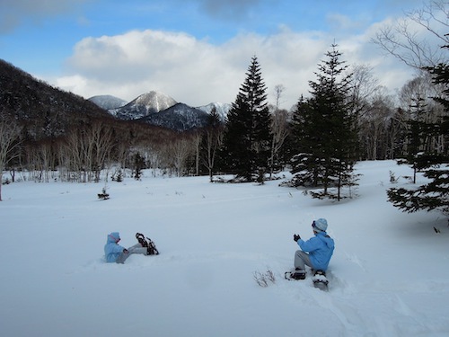 雪の上で遊ぶ子供達