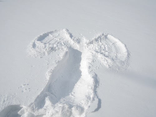 雪面に描かれた天使の絵