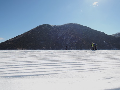 風で波打つ雪面とくちびる山