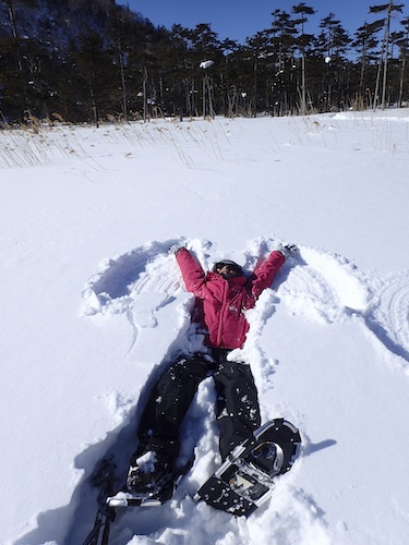 雪面で天使の羽を描く人