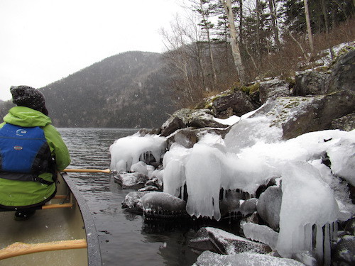 湖岸沿いの氷を見ながらカヌーが進んでいく様子を写したツアー写真