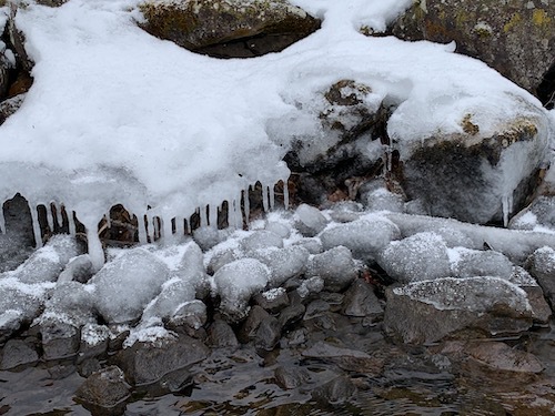 湖岸沿いの氷の造形を写した写真