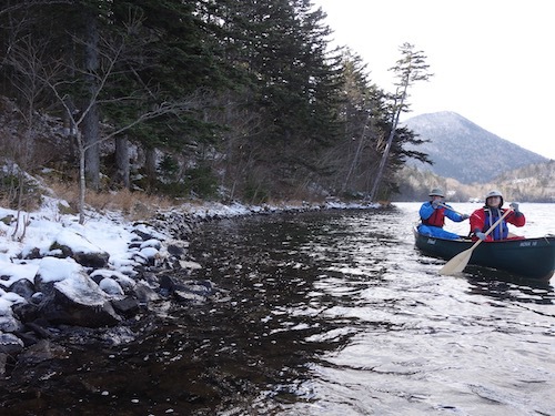 初冬の然別湖でカヌーを楽しんでいる様子を写したツアー写真