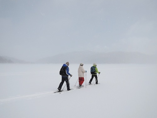 東雲湖を目指して歩く人たち