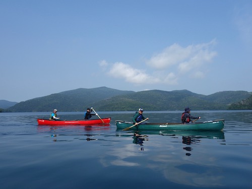 夏の然別湖に２艇のカヌーが浮かぶ様子を写したツアー写真
