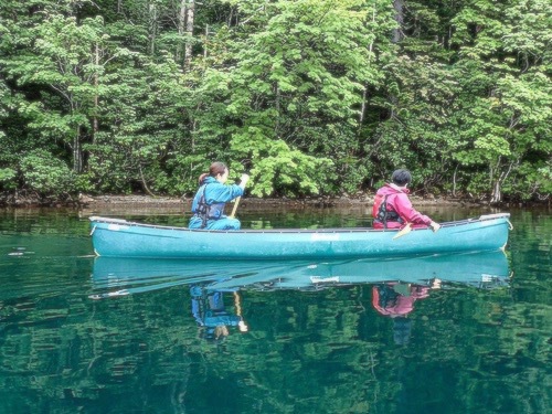 然別湖でカヌーを漕ぐ母娘の様子を写したツアー写真
