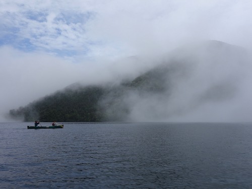 雲がかかった天望山に向かってカヌーが進んでいく様子を写したツアー写真