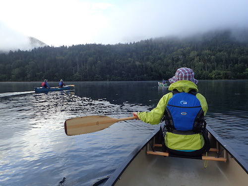早朝の然別湖にカヌーで漕ぎ出した様子を写したツアー写真