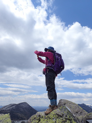 山頂で写真を撮る登山者の写真