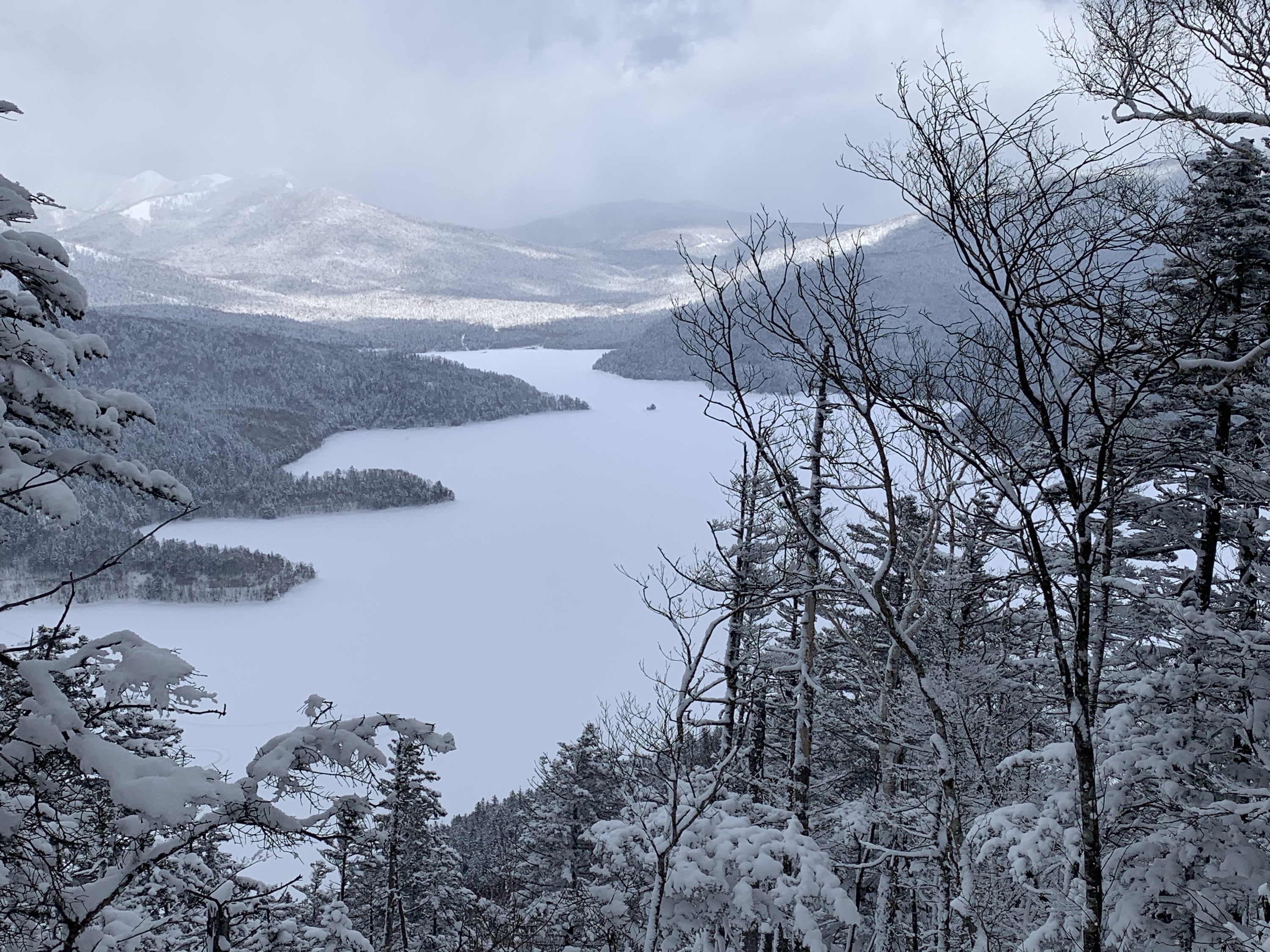 冬の然別湖の風景