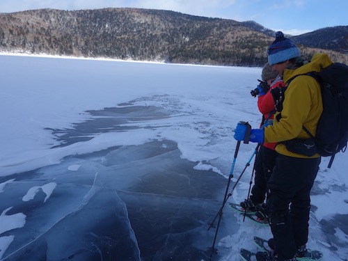 然別湖に張った透明な氷