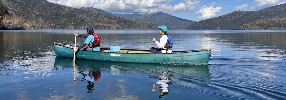 秋の然別湖でカヌーに挑戦する二人組